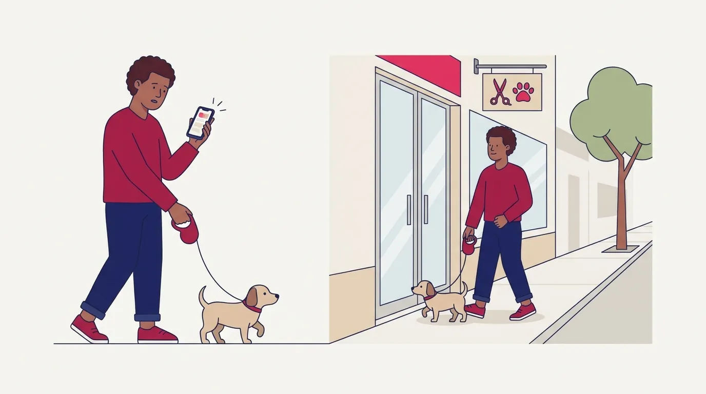 Tutor com o cachorro pesquisando no celular e, em seguida, chegando à porta de um pet shop de bairro com serviço de banho e tosa.